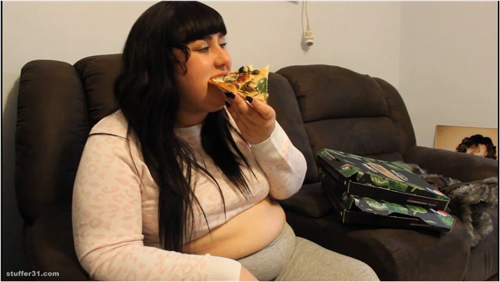 Layla BBW - eating two pizzas