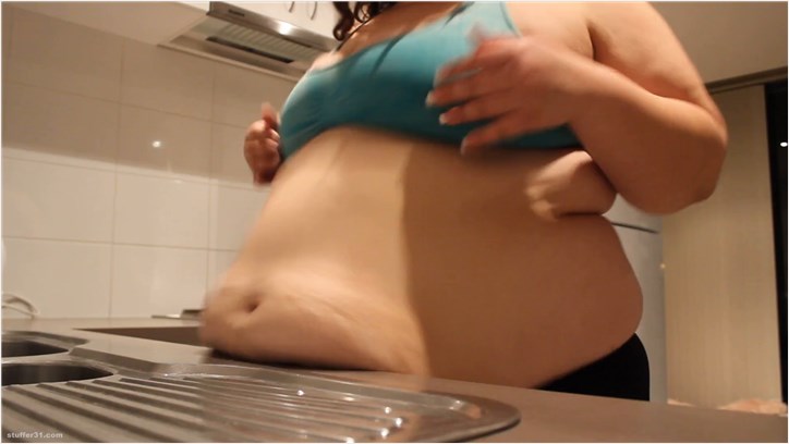 Layla BBW - belly on counter