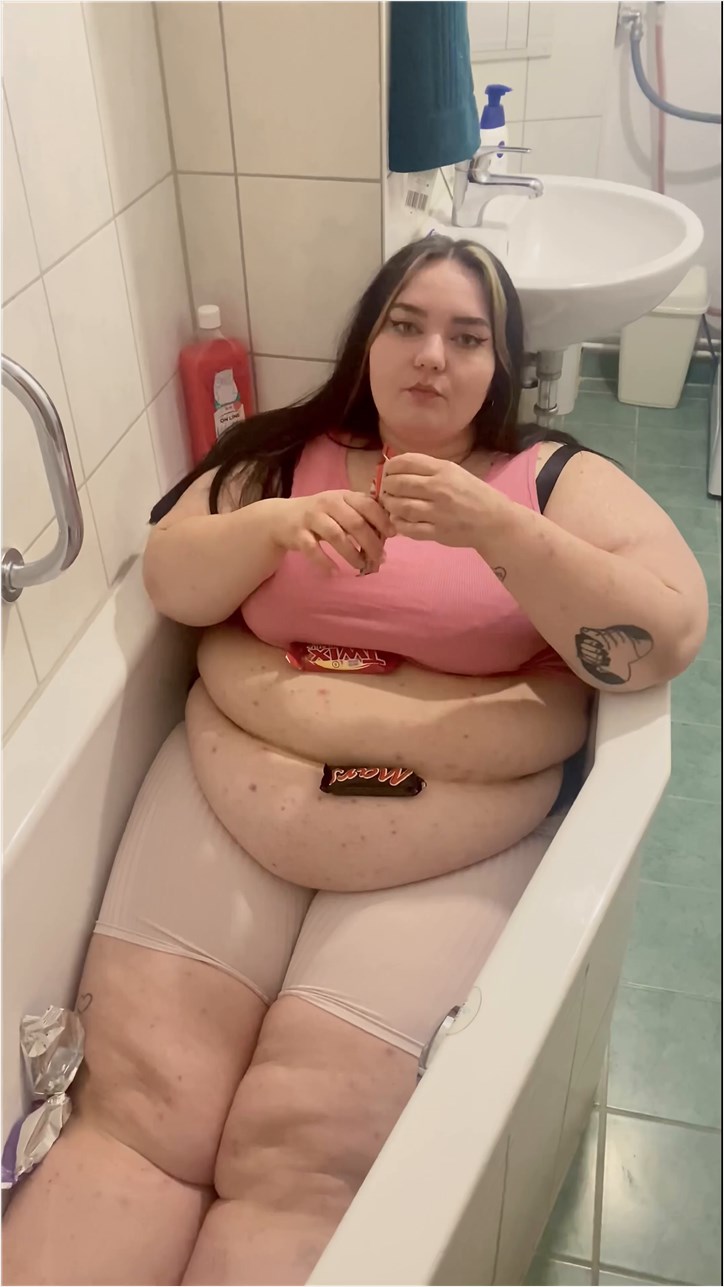 Curvage PinkBubblePig - DO I STILL FIT INTO MY BATHTUB
